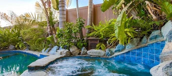 OMG!! A BLUE LAGOON IN THE ♥ OF THE CITY? POOL, GAME ROOM, VIEWS, LUXURY