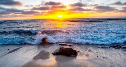 OMG!! A BLUE LAGOON IN THE ♥ OF THE CITY? POOL, GAME ROOM, VIEWS, LUXURY