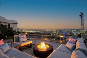 Property grounds - OMG!! A BLUE LAGOON IN THE ♥ OF THE CITY? POOL, GAME ROOM, VIEWS, LUXURY (San Diego)