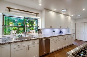 Fridge, microwave, oven, stovetop - OMG!! A BLUE LAGOON IN THE ♥ OF THE CITY? POOL, GAME ROOM, VIEWS, LUXURY (San Diego)