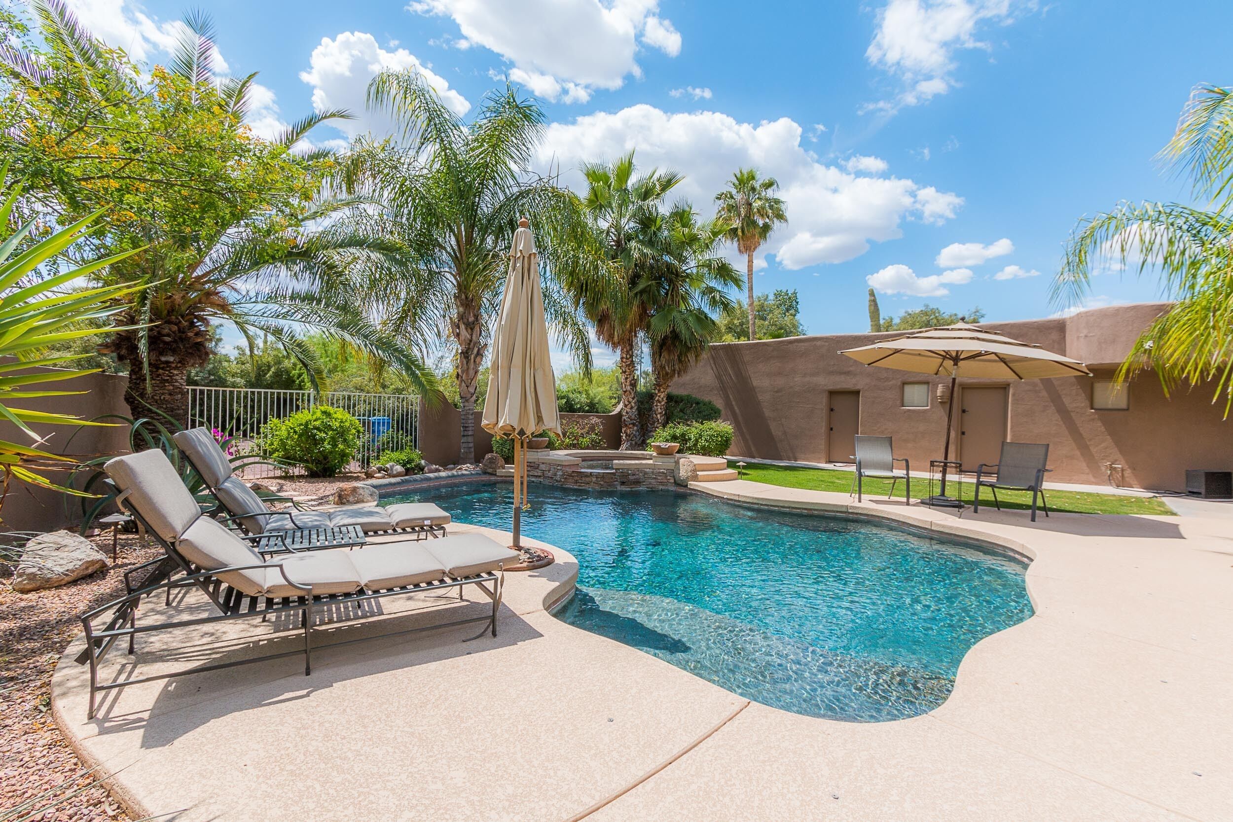 室外游泳池，恒温泳池