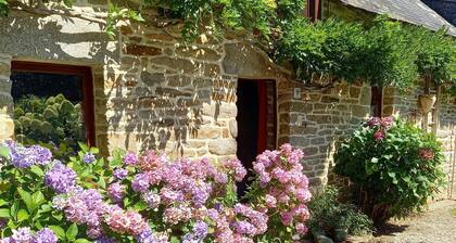 Cottage in local stone / between land and sea