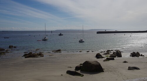 Cottage in local stone / between land and sea