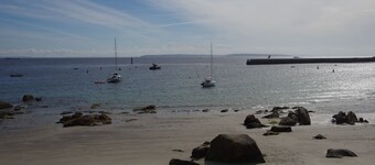 Cottage in local stone / between land and sea