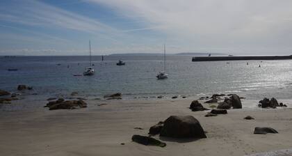 Cottage in local stone / between land and sea