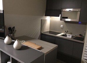 Réfrigérateur, micro-ondes, plaque de cuisson, lave-vaisselle