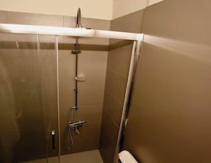 Doccia, set di cortesia gratuito, asciugacapelli, asciugamani