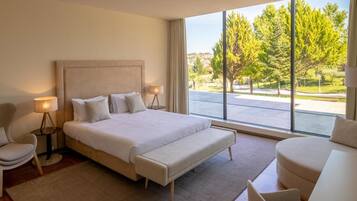 Habitación doble superior | Minibar, caja de seguridad en la habitación y escritorio