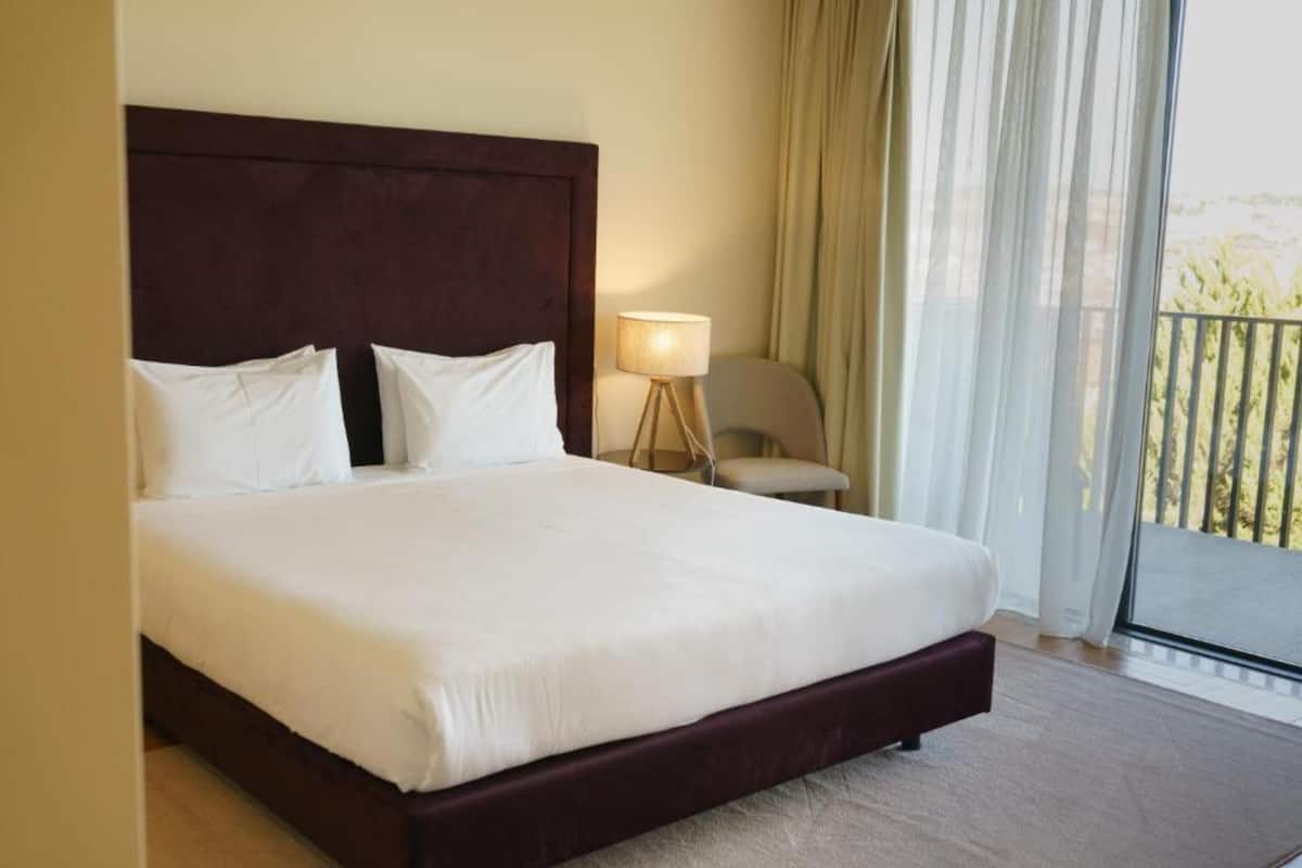 Standard Double Room | Minibar, in-room safe, desk, iron/ironing board