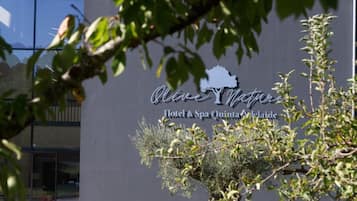 Um edifício com uma placa que diz "Alve Natura Hotel & Spa Quinta da Vila de".
