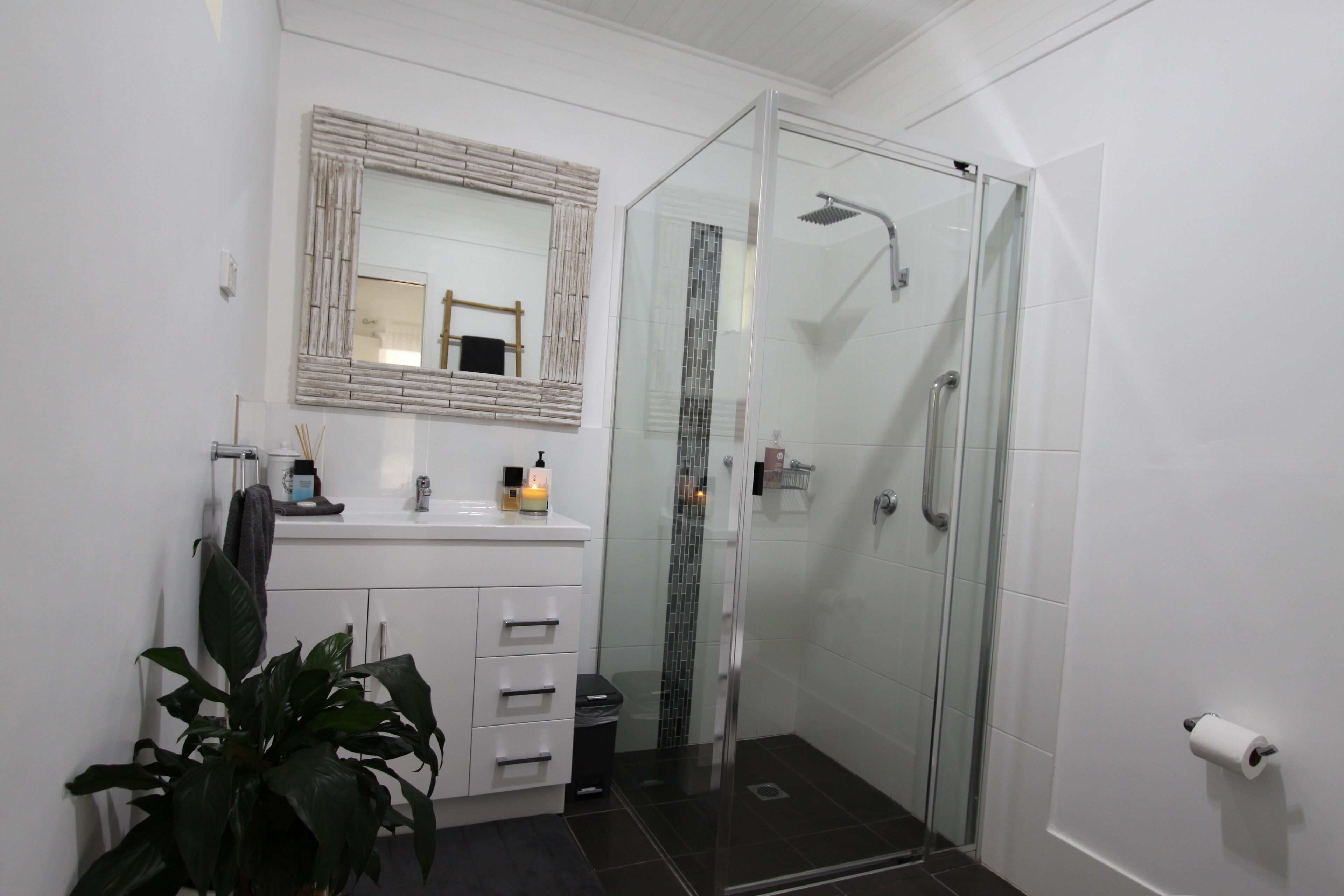 Douche, sèche-cheveux, serviettes fournies, savon