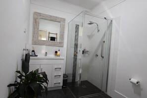 Shower, hair dryer, towels, soap - Tucked away in the Heart of the Hunter valley (North Rothbury)