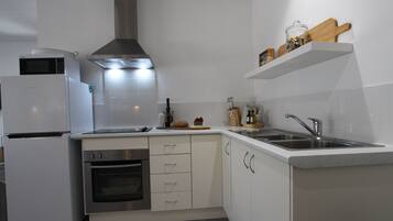 Frigorífico, microondas, horno y placa de cocina