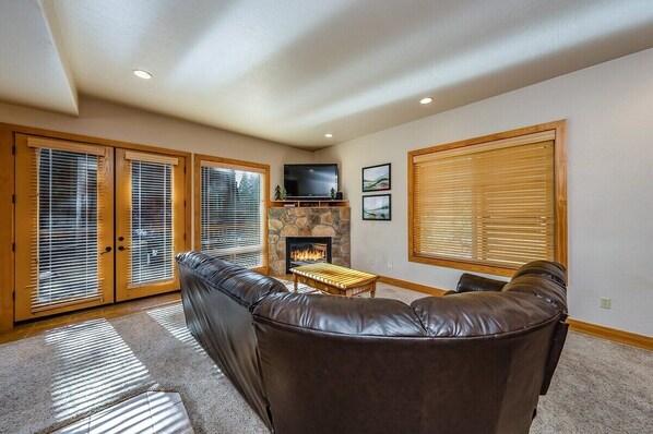 Televisión, chimenea y libros 