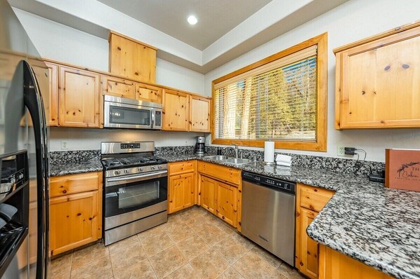 Køleskab, mikrobølgeovn, ovn, kogeplade