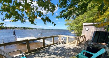 Cozy Lake Front Cottage on Long Pond