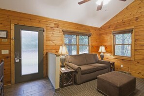 TV, fireplace, DVD player, ping pong - Wisconsin Dells | Pool & Waterpark Access | 2BR Cabin (Wisonsin Dells)