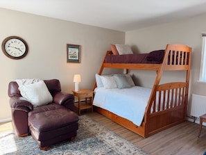 4 bedrooms, desk, iron/ironing board, travel cot - Spacious Upstairs Loft (Miles City)