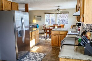Fridge, microwave, oven, stovetop - Bring the whole crew - in town (Miles City)