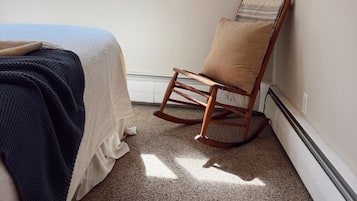 4 bedrooms, desk, iron/ironing board, travel crib