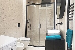 Badewanne, Haartrockner, Bidet, Handtücher