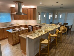 ثلاجة، ميكروويف، فرن، موقد طهي مسطح