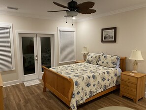 5 bedrooms, desk, WiFi, bed sheets - Waterfront Home Located On the Steinhatchee River. (Steinhatchee)