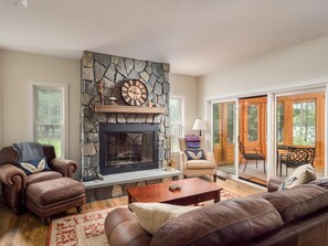 TV connectée, cheminée, livres