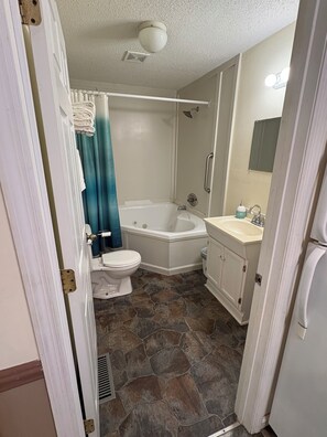 Baignoire Ă jets, sĂšche-cheveux, serviettes fournies, papier toilette