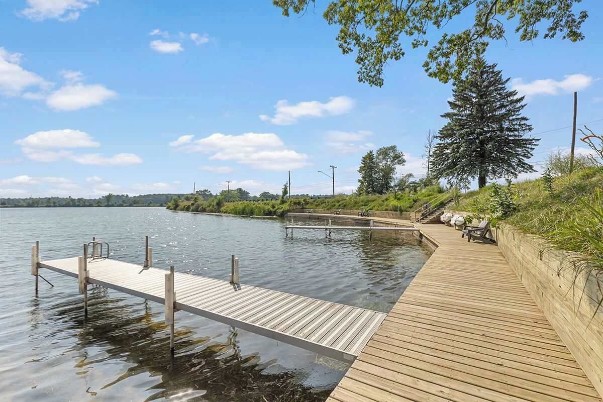 Waterfront/shared kayaks/boardwalk/seating