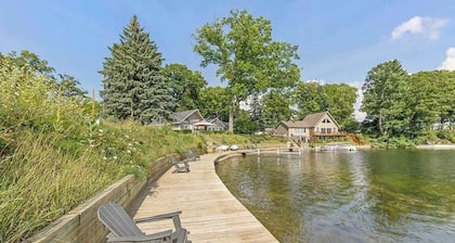 Pet-friendly Cabin Dock, Kayaks, Firepit, BBQ