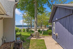 Outdoor dining - Pet-friendly Cabin Dock, Kayaks, Firepit, BBQ (Newaygo)