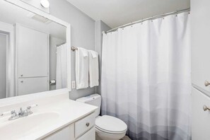 Tina con regadera, toallas, jabón, shampoo 