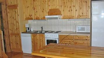 Fridge, microwave, dishwasher, cookware/dishes/utensils