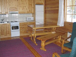 Kühlschrank, Mikrowelle, Geschirrspüler, Kochgeschirr/Geschirr/Besteck