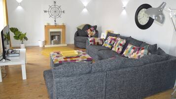 Cottage | Living room | Fireplace