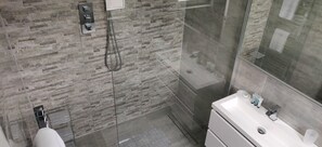 Cottage | Bathroom | Shower, deep-soaking bathtub, hair dryer, towels - 4-bed Cottage in Portknockie, Near Cullen, Moray (Buckie)