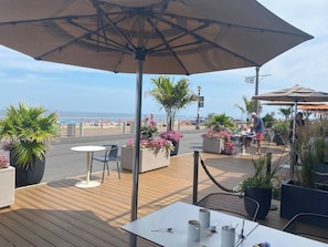Outdoor dining - Walk to Beach • Relaxing, Fully Equipped Home! (Long Branch)