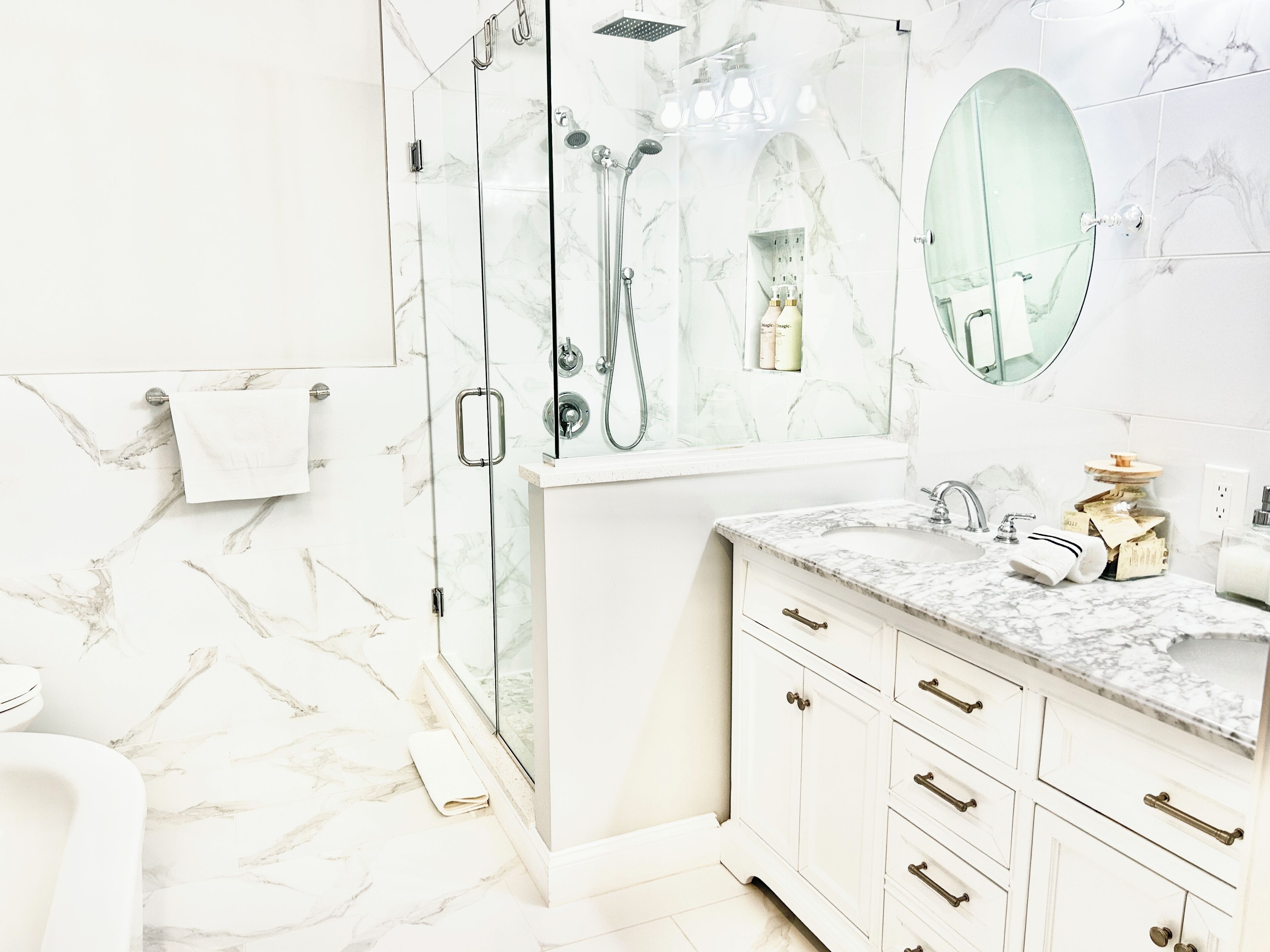 Duschwanne, Haartrockner, Handtücher, Seife