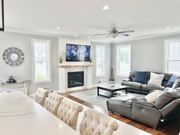 Smart TV, fireplace