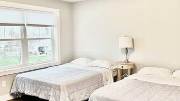 4 Schlafzimmer, Schreibtisch, Bügeleisen/Bügelbrett, Reisekinderbett