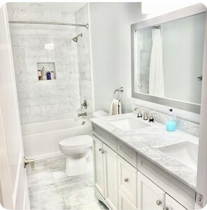 Combined shower/tub, hair dryer, towels, soap - NEW Beach House - 3 blocks to the beach with beach Badges! (Long Branch)