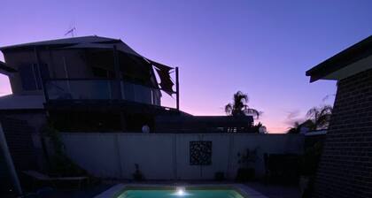 Self contained accom near lake; pool, spa, deck + bbq