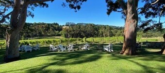 Self contained accom near lake; pool, spa, deck + bbq