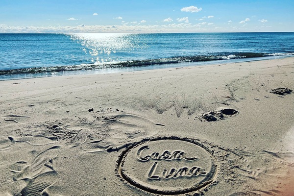 En la playa, sillas reclinables de playa, toallas de playa