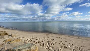 Plage, chaises longues, serviettes de plage