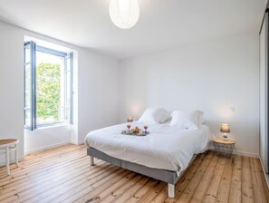 4 camere, una scrivania, ferro/asse da stiro