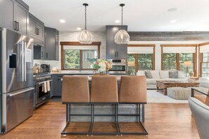 Jääkaappi, mikroaaltouuni, astianpesukone, kahvin-/teenkeitin