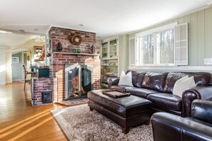 Smart TV, fireplace, ping pong, books - Mill & Main 3310-Ba  Your Summer Retreat Awaits You in Charming Barnstable Village (Barnstable)