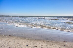 Beach nearby, beach towels, motor boating